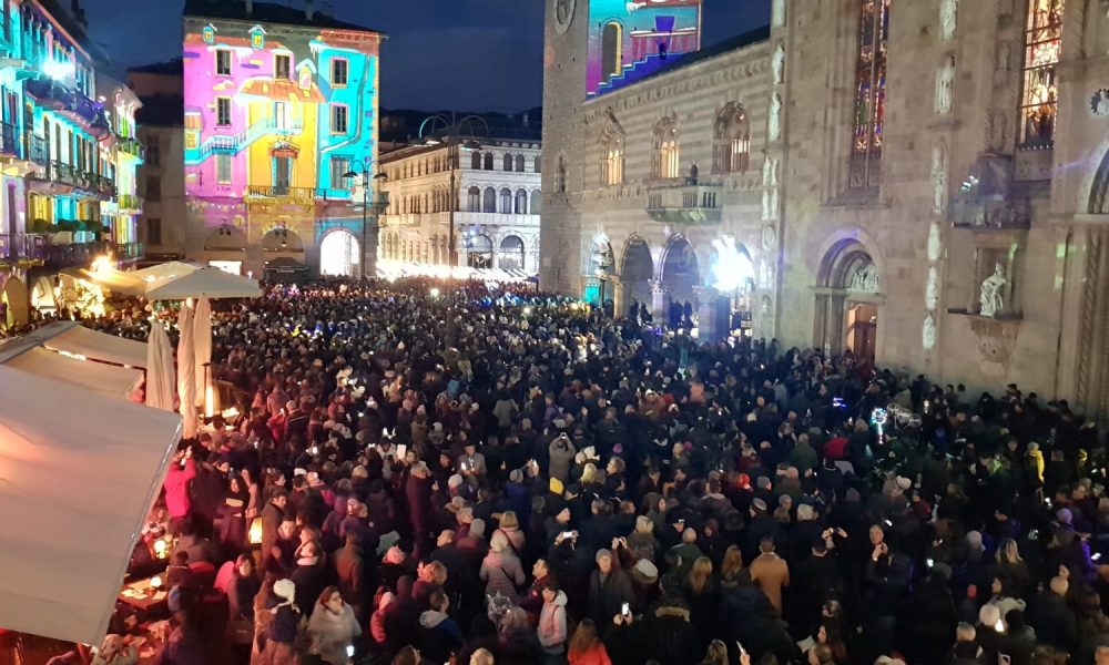 Eventi di Natale a Como e folla in piazza. Silenziato il Broletto nel weekend