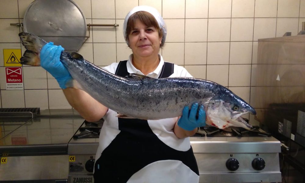 Sequestro al porto di Genova: il salmone arriva a Como per la cena di Natale dei più poveri