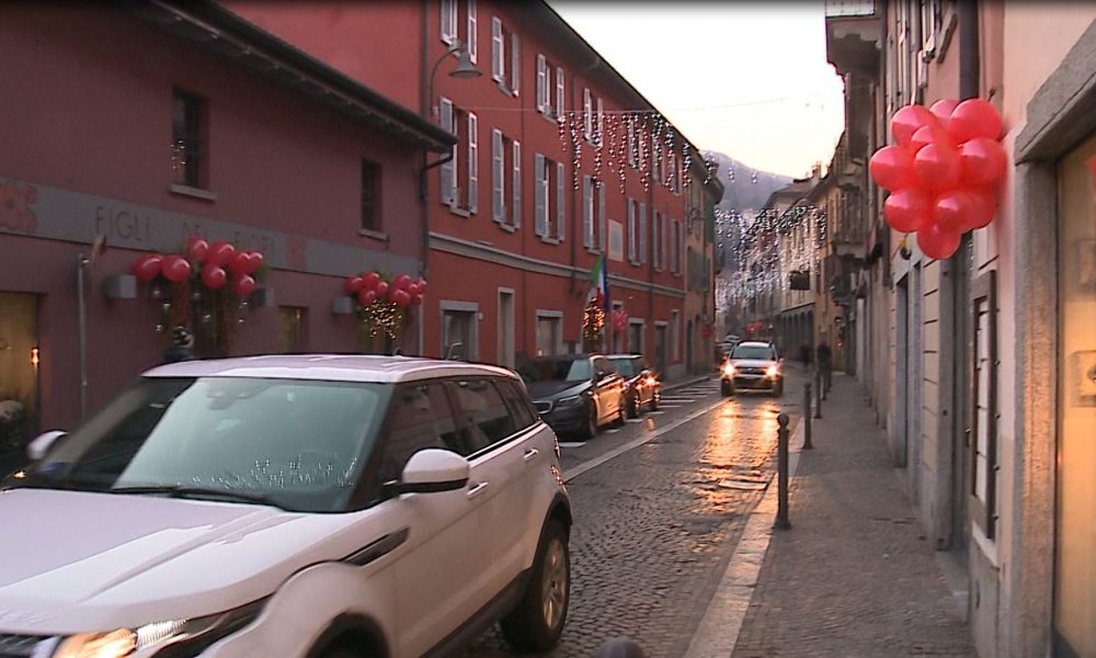 Natale a Como, gli eventi in strade e piazze. Via Borgo Vico si trasforma in un libro parlante