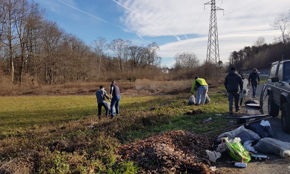 Parco del Lura tra rifiuti e incuria, i cittadini ripuliscono l’area