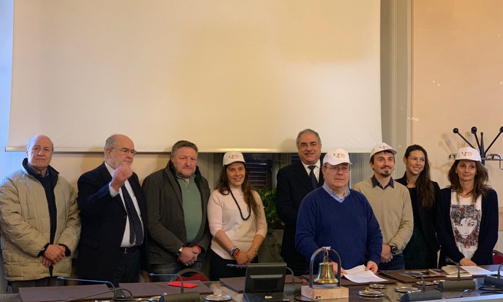 Cartellino rosso alla Sla, raccolti 25mila euro. A Palazzo Cernezzi la consegna dei contributi