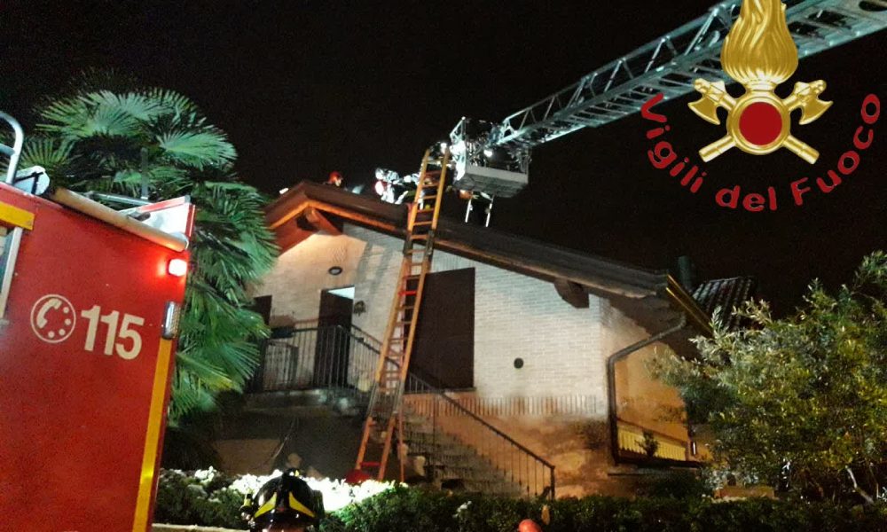 Lomazzo, tetto in fiamme nella notte, intervento dei vigili del fuoco