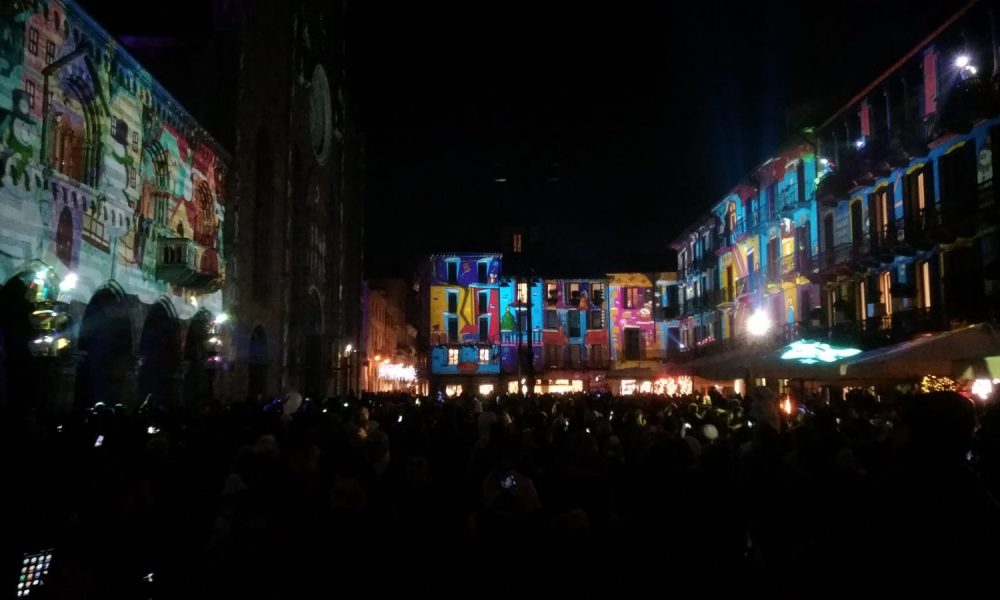 Ultimo weekend pre-natalizio: il Broletto è tornato ad animarsi. Ordinanza per gli artisti di strada, nessuna sanzione