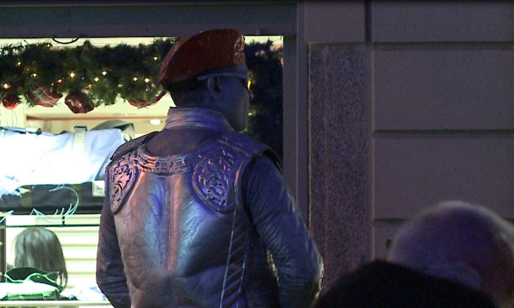 Como, artisti di strada fuori dal centro storico. L’ordinanza divide politici e commercianti