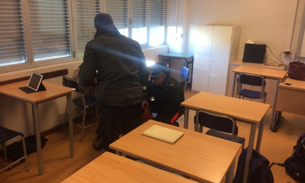 Como, controlli di carabinieri e guardia di finanza: marijuana a scuola, denunciato minorenne