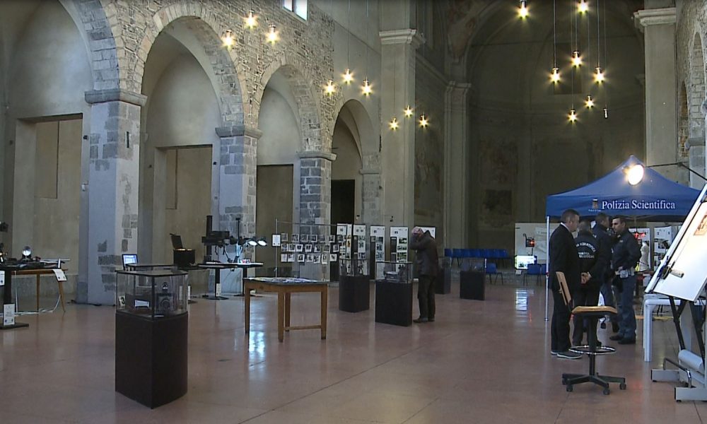 Impronte e Dna, la polizia scientifica si racconta in una mostra