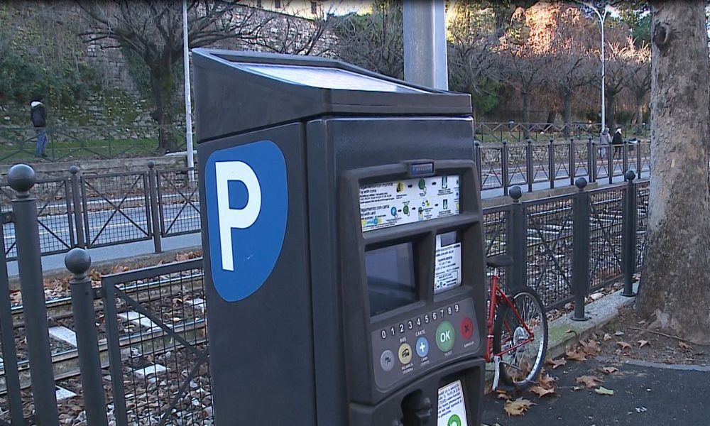 Parcheggi: un’app per pagare la sosta a Como. Csu: “Presto il servizio sarà operativo in città”