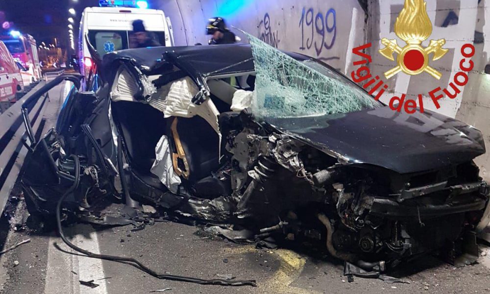 Dongo, schianto nella notte in galleria, feriti due ragazzi