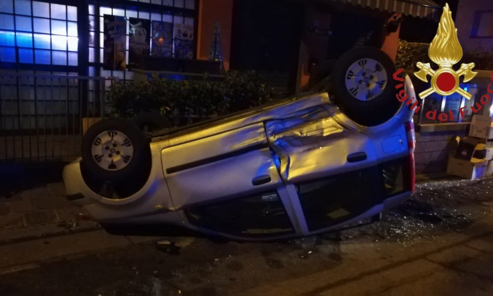 Grandate, si ribalta nella notte, ferito un 23enne. Caccia a un’auto pirata
