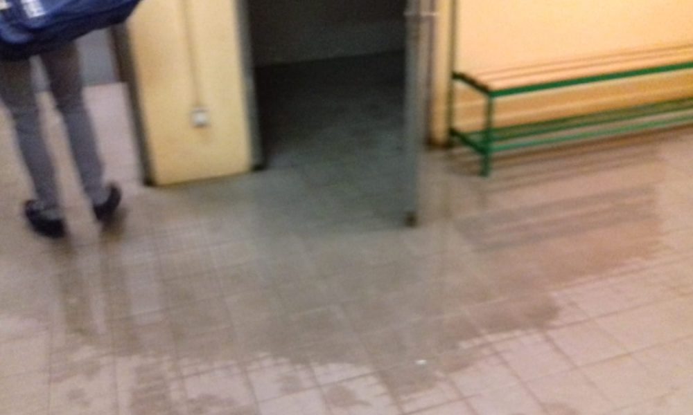 Campo Coni, scarichi bloccati e spogliatoi allagati