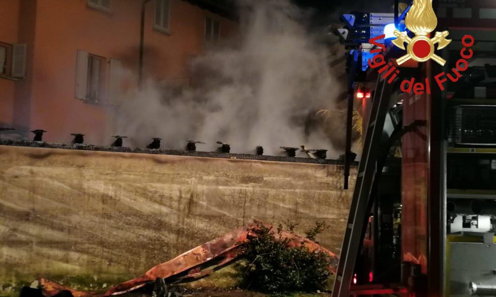 Incendio in un’azienda di  Domaso. Allerta arancione della Protezione civile sul Lario