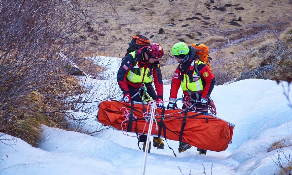 L’appello del Soccorso Alpino: “Troppi infortuni, evitate i sentieri di montagna ghiacciati”