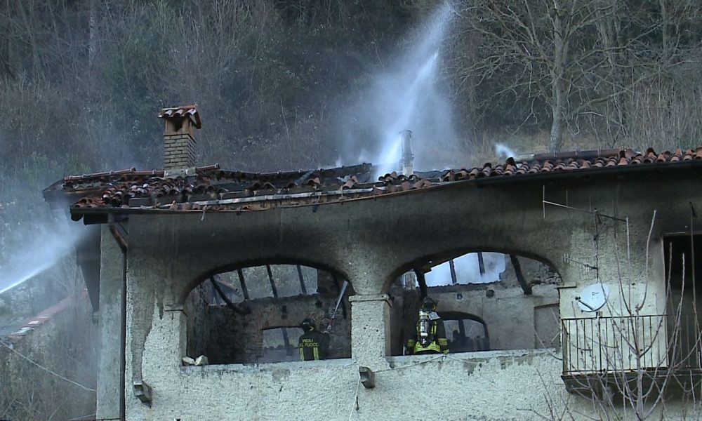 Valbrona, a fuoco una casa in centro paese. Sul posto 30 vigili del fuoco