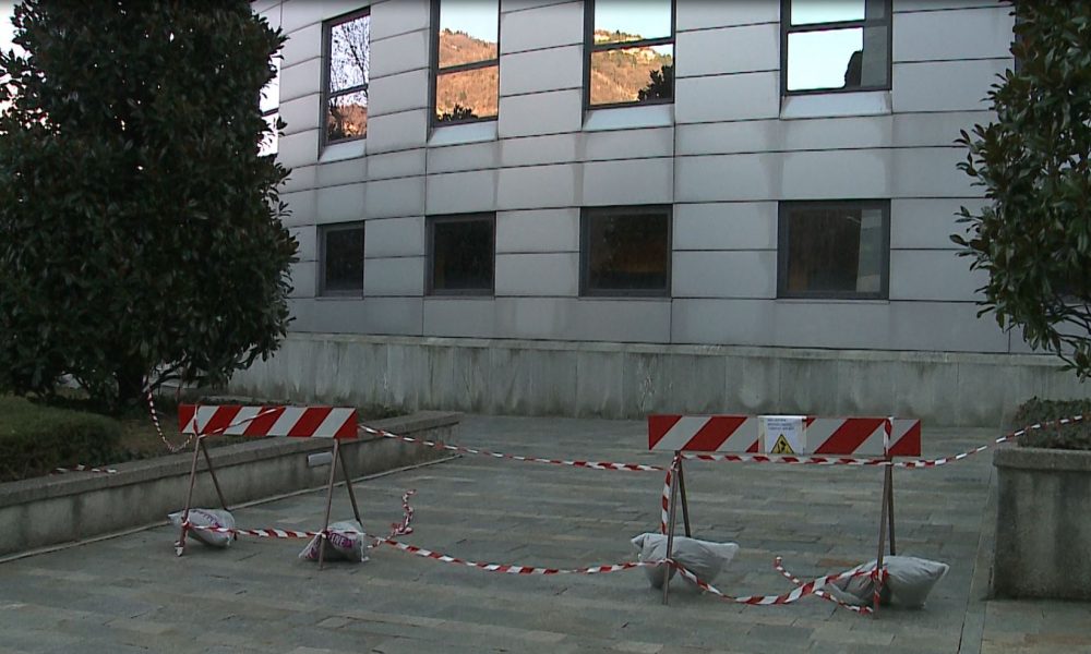 Como, via Einaudi chiusa al traffico ciclo-pedonale. Sulla facciata del Pirellino pannelli pericolanti