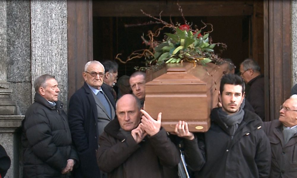 Como saluta Renzo Pigni, folla al funerale nella chiesa di Sant’Orsola