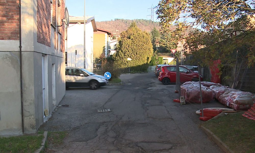 Prestino, buche e spartitraffico pericoloso in via Mantegna