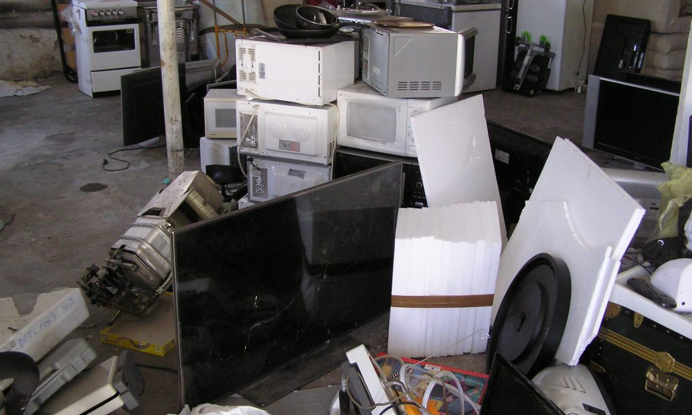 Cantù, discarica abusiva in cortile, denunciate quattro persone, rimossi i rifiuti