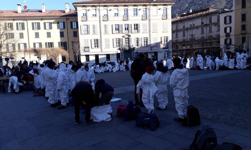 Per Como Pulita e scout insieme per la città, verniciate le ringhiere dei Giardini a lago e di viale Geno