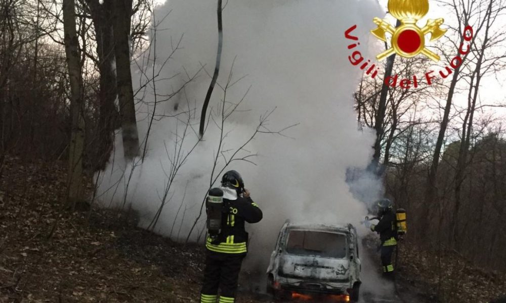 Uggiate Trevano, auto in fiamme. All’interno i pompieri trovano un cadavere