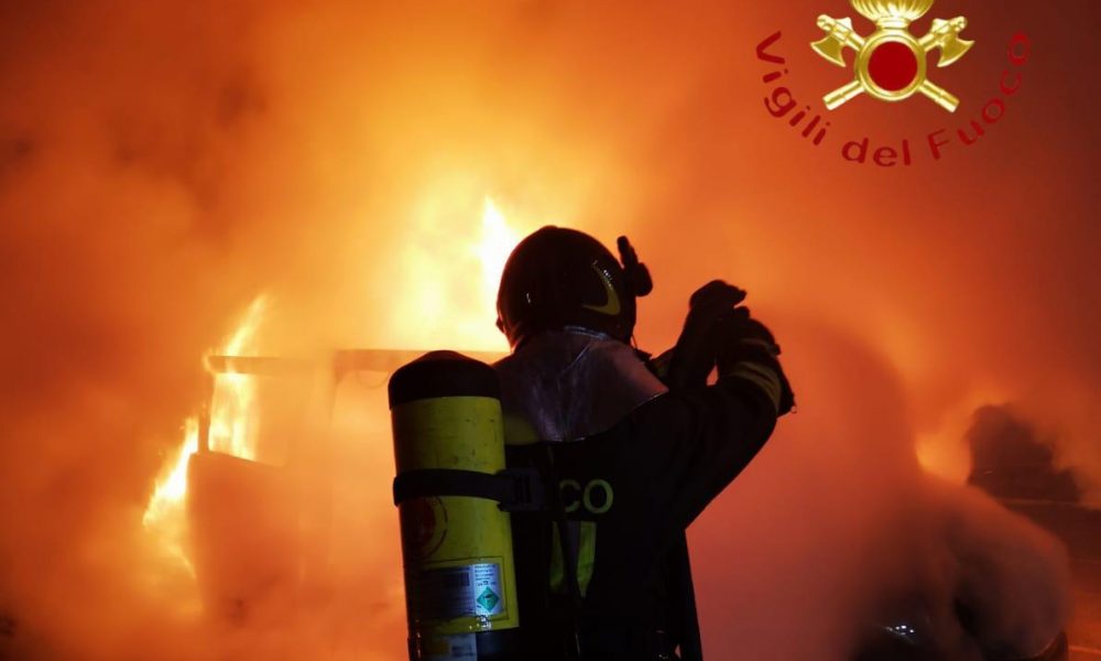 Via Giussani, auto in sosta distrutta dalle fiamme