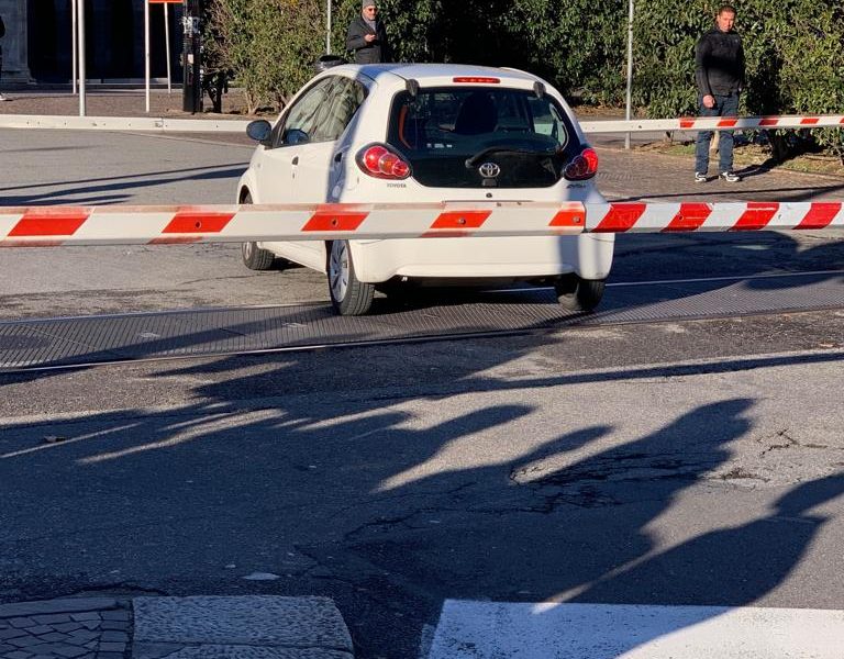 Piazza Verdi, auto bloccata tra le sbarre del passaggio a livello