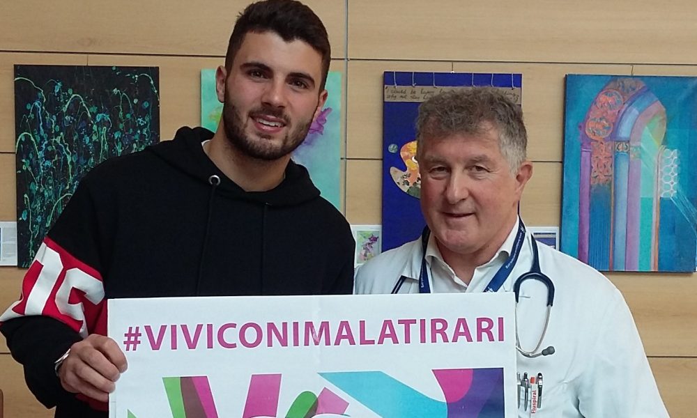 Ospedale Sant’Anna, in pediatria visita a sorpresa di Patrick Cutrone