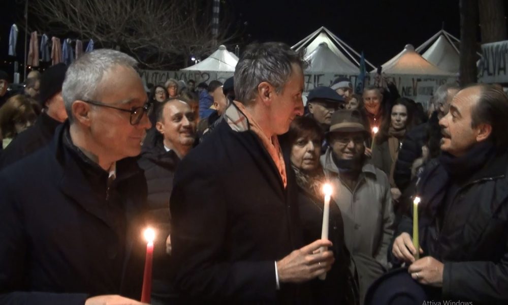 Campione, trecento persone al presidio. Appello alla politica: “Risposte subito”