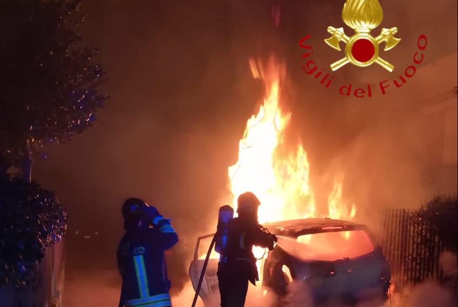 Auto in fiamme in via Orazio nella notte, al lavoro i vigili del fuoco
