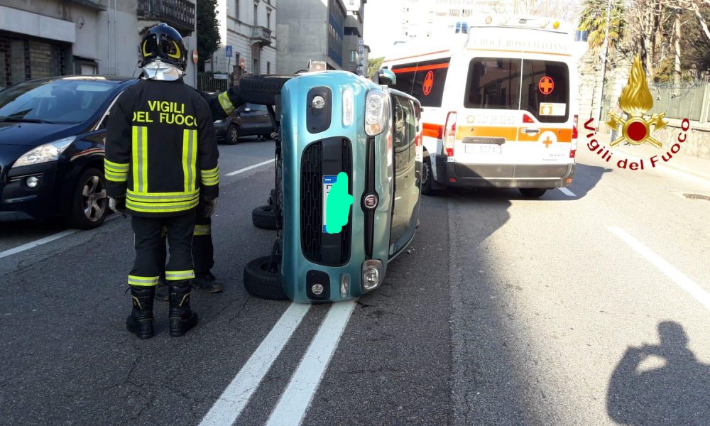 Auto ribaltata sulla Napoleona, intervengono i vigili del fuoco