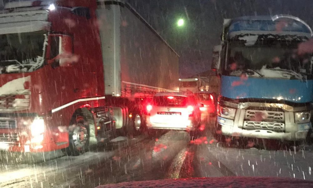 Neve, autobus e tir senza catene bloccano le strade. Disagi al traffico su Canturina e Statale per Lecco