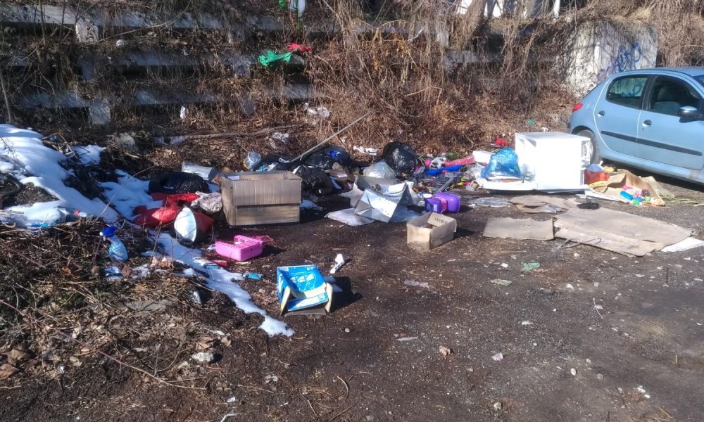 Rifiuti abbandonati, in via Somigliana resta il frigorifero