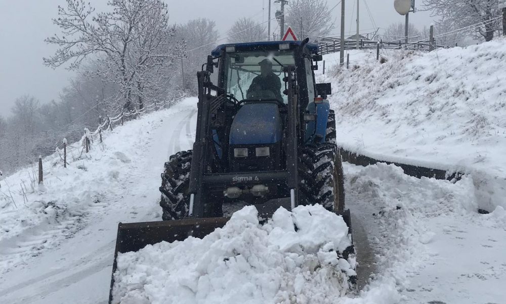 Coldiretti, la neve una “manna” contro la siccità. Trattori-spazzaneve al lavoro per liberare le strade