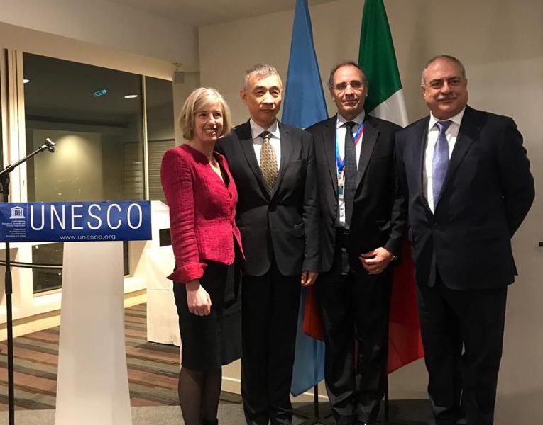 Como protagonista con la sua seta a Parigi. La città ambisce a diventare patrimonio dell’Unesco