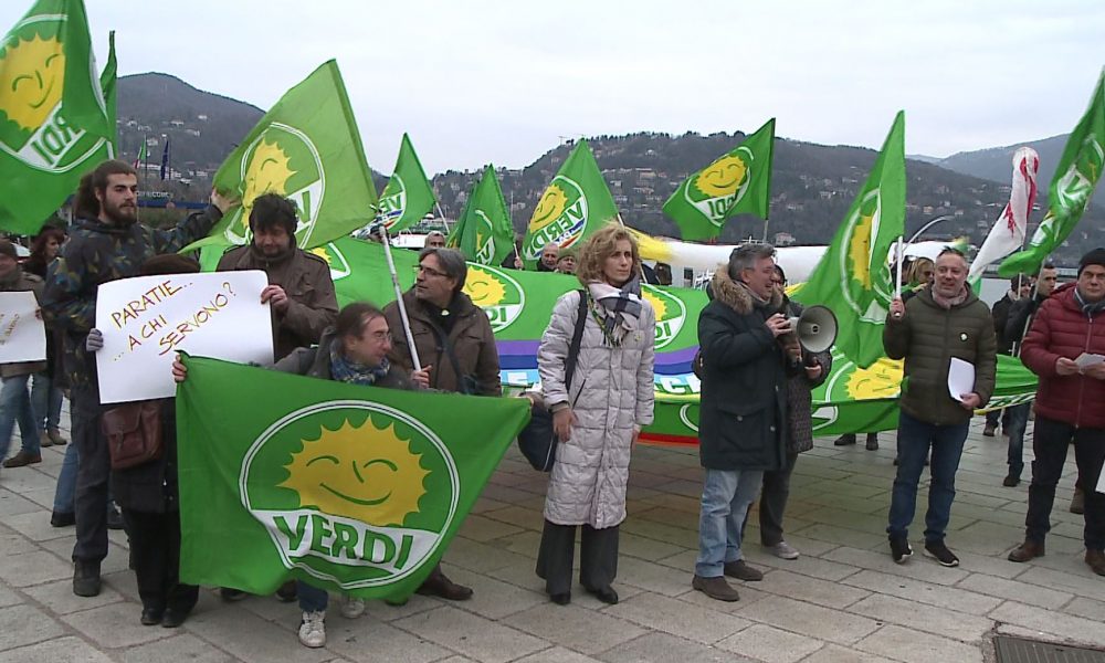 Paratie, il flash mob dei Verdi a Como. Patelli: “I cittadini facciano sentire la loro voce”