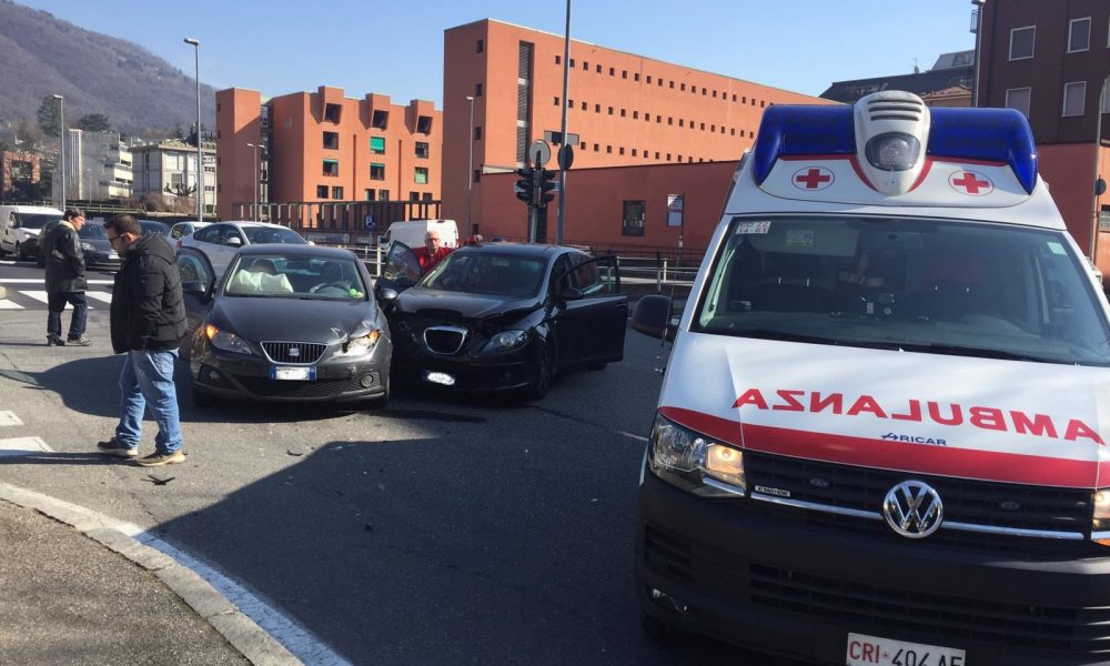 Como, scontro tra auto in via Carloni. Feriti lievi e traffico in tilt