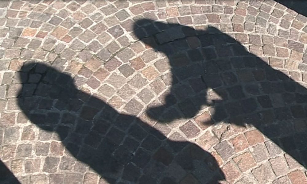 Commerciante denunciato per lesioni personali, è accusato di aver colpito con un pugno una ragazza di Cantù