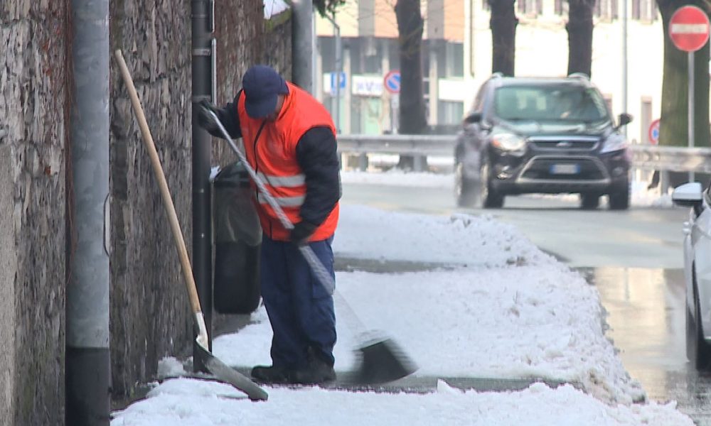 Neve, disagi nei quartieri. Strade percorribili, Protezione civile al lavoro sui marciapiedi