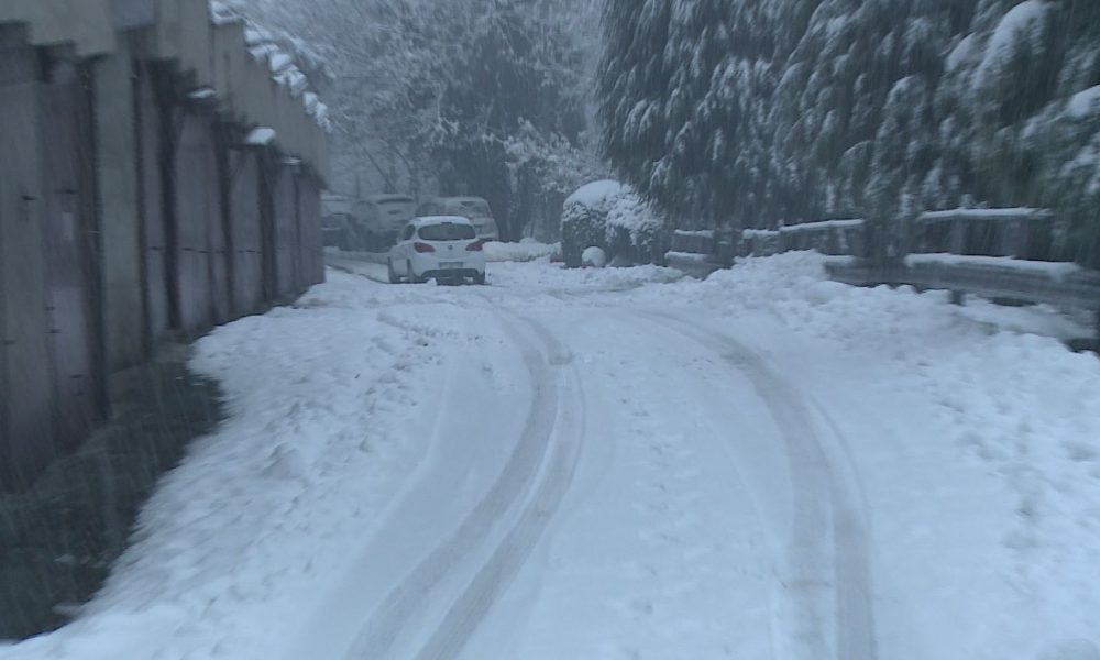 Neve, caos nel pomeriggio in via Oltrecolle e sulla Statale per Lecco. Disagi a Sagnino e Monte Olimpino