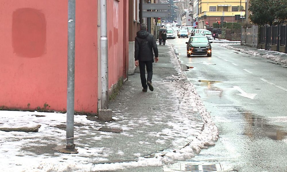 Neve, disagi in alcuni quartieri periferici. Strade percorribili, la pioggia lava i marciapiedi