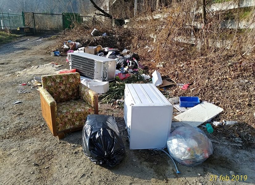 Como, via Somigliana: elettrodomestici, poltrone, materassi. Discarica (abusiva) a cielo aperto