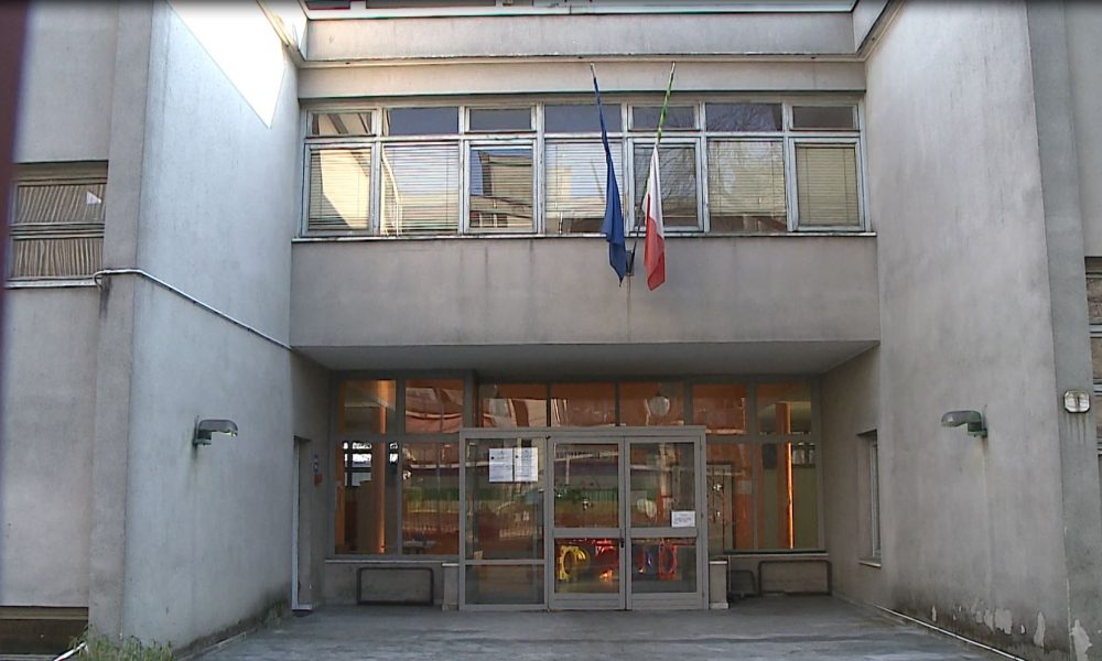 Como, scuola dell’infanzia di Rebbio. La segnalazione dei genitori: “Bagno fuori uso da ottobre”