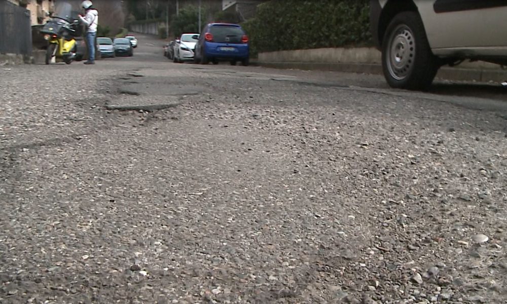 Strade di Como tra buche e asfalto da rifare. Le segnalazioni dei cittadini esasperati