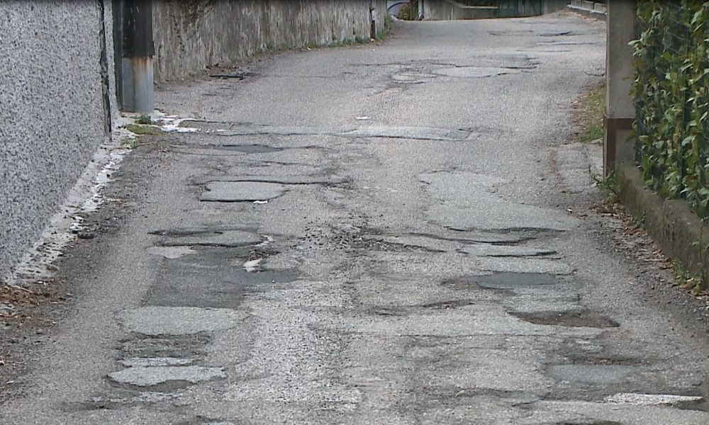 Sagnino, buche e strade dissestate. I residenti: “Via Artaria è un percorso a ostacoli”