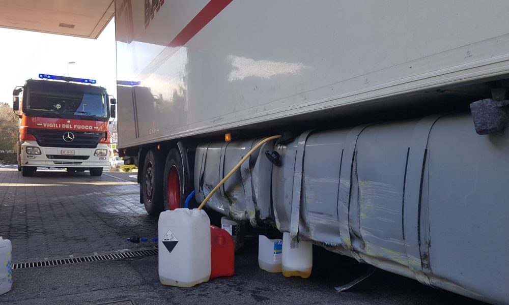Camionista forza le barriere sul viadotto dei Lavatoi, rompe il serbatoio e sparge gasolio fino a Lipomo