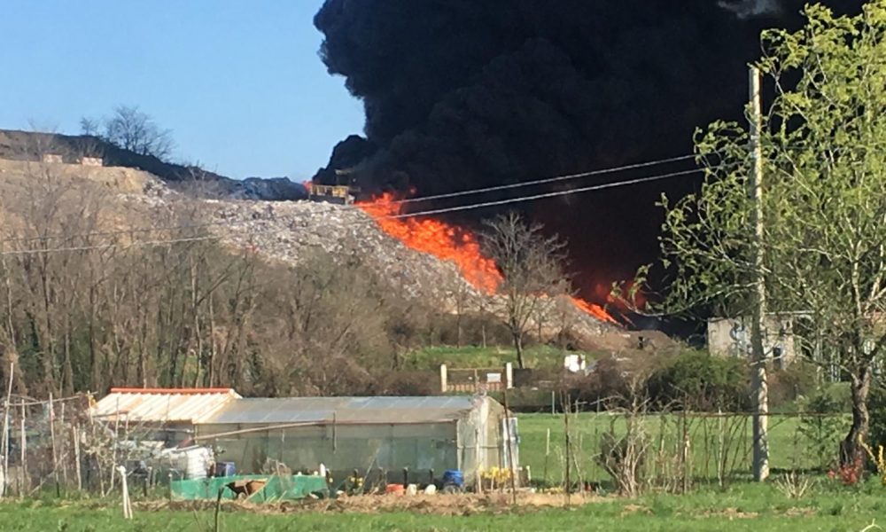 Incendio discarica di Mariano Comense, M5S: “Basta proroghe sulla chiusura”