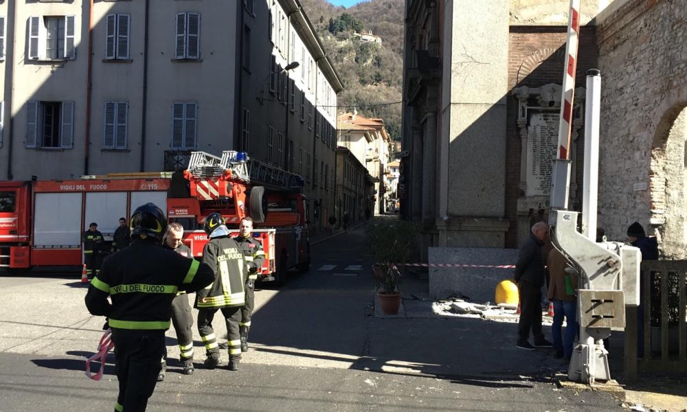 Como, lastre pericolanti sulla facciata della chiesa di Sant’Orsola, viabilità in tilt