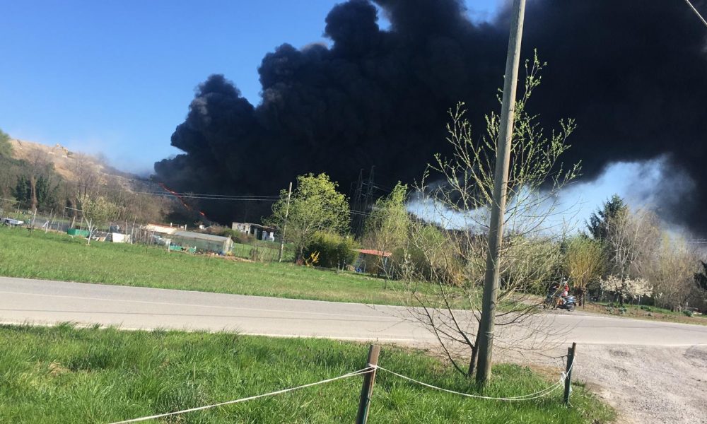 Mariano Comense, incendio in discarica. L’appello del sindaco ai cittadini: “Tenete chiuse le finestre”