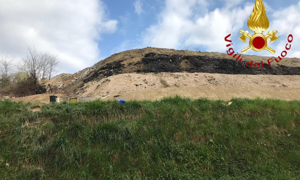 Mariano Comense, spento completamente l’incendio in discarica