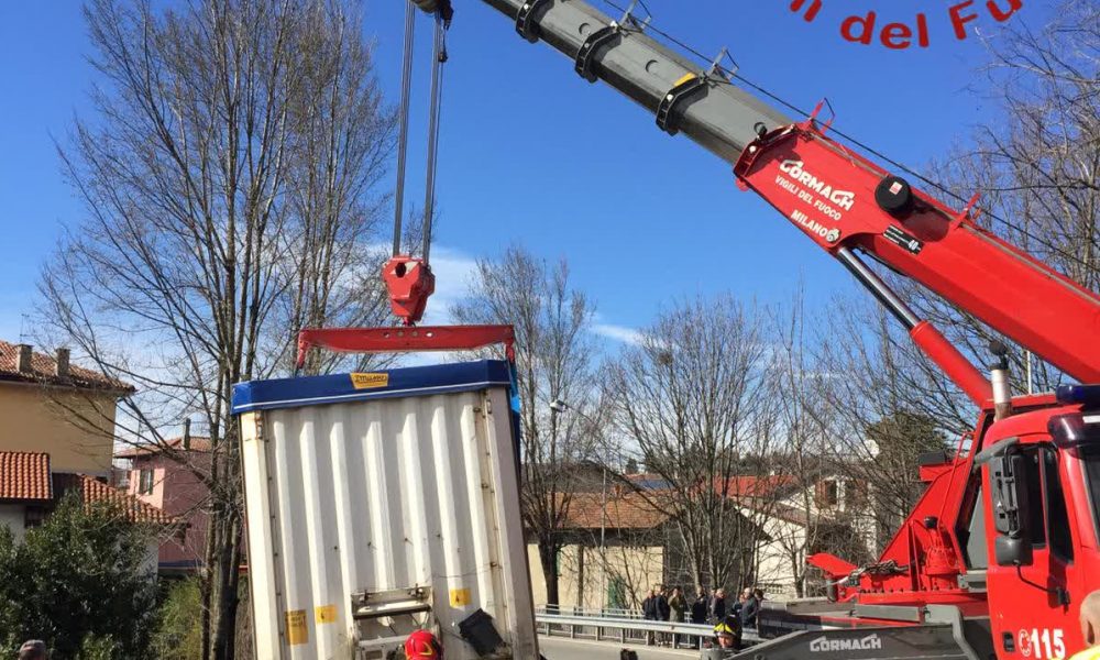 Via Canturina, rimorchio in bilico a bordo strada, intervengono i pompieri