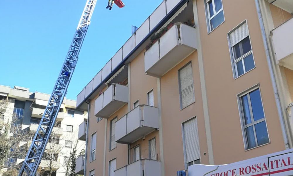 Cade in casa, anziana soccorsa dai vigili del fuoco